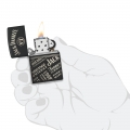 odpalona Zapalniczka Zippo Jack Daniels 60007230 w dłoni odpalona Zapalniczka Zippo Jack Daniels 60007230 w dłoni