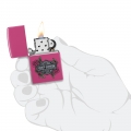 dłoń trzymająca Zapalniczke Zippo Harley Frequency 60007425