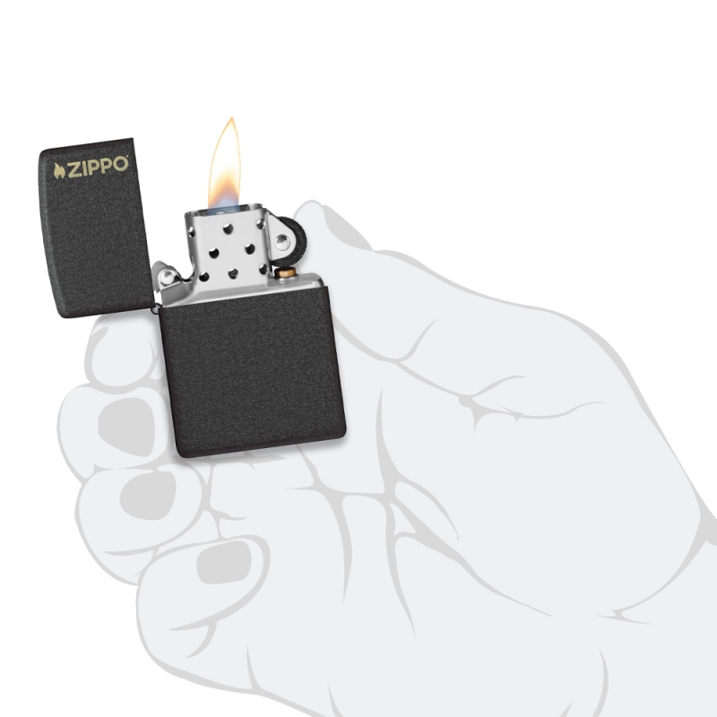 dłoń trzymająca odpaloną zapalniczkę Zippo w kolorze czarnym