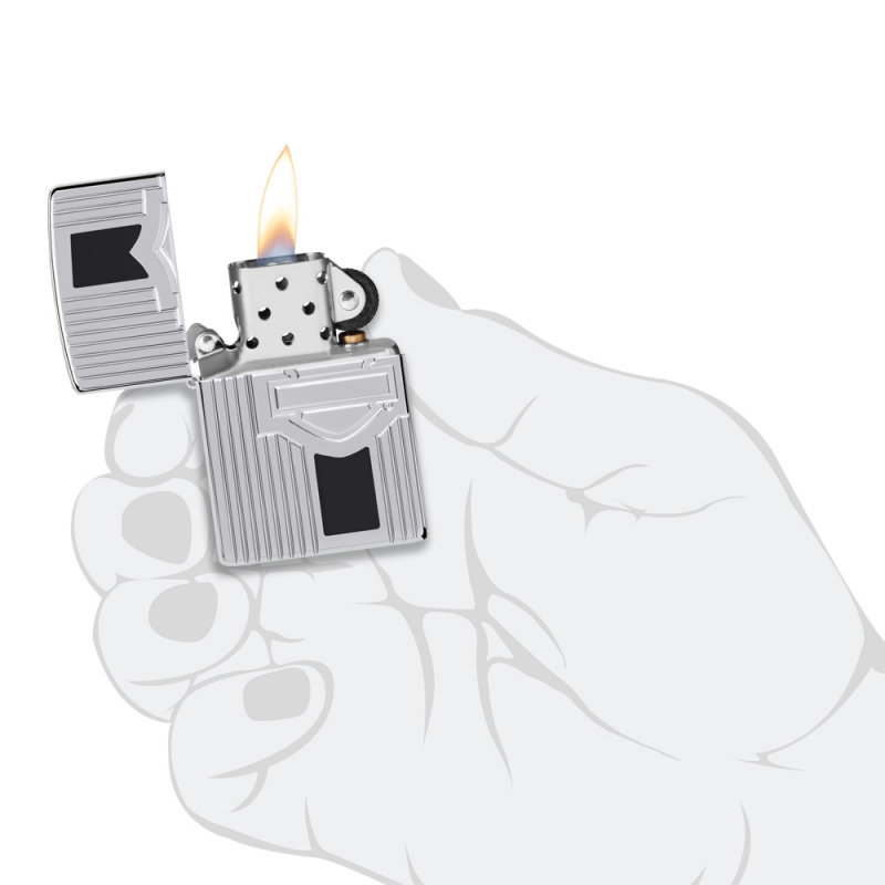 odpalona Zapalniczka Zippo Harley Davidson 60007450 w dłoni odpalona Zapalniczka Zippo Harley Davidson 60007450 w dłoni