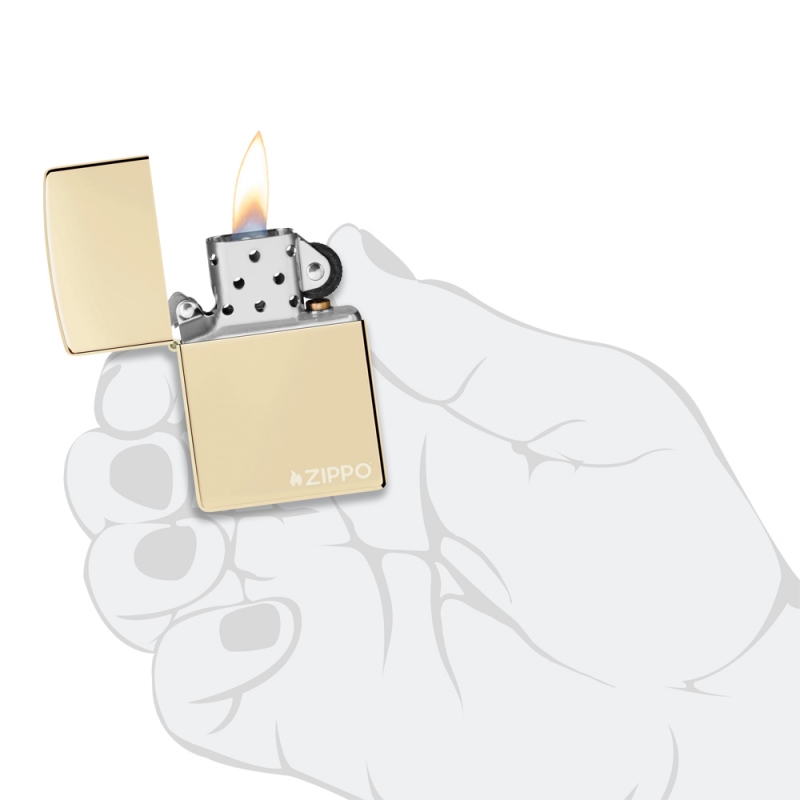 dłoń trzymającą odpaloną Zapalniczkę Zippo Champagne Logo 60007434