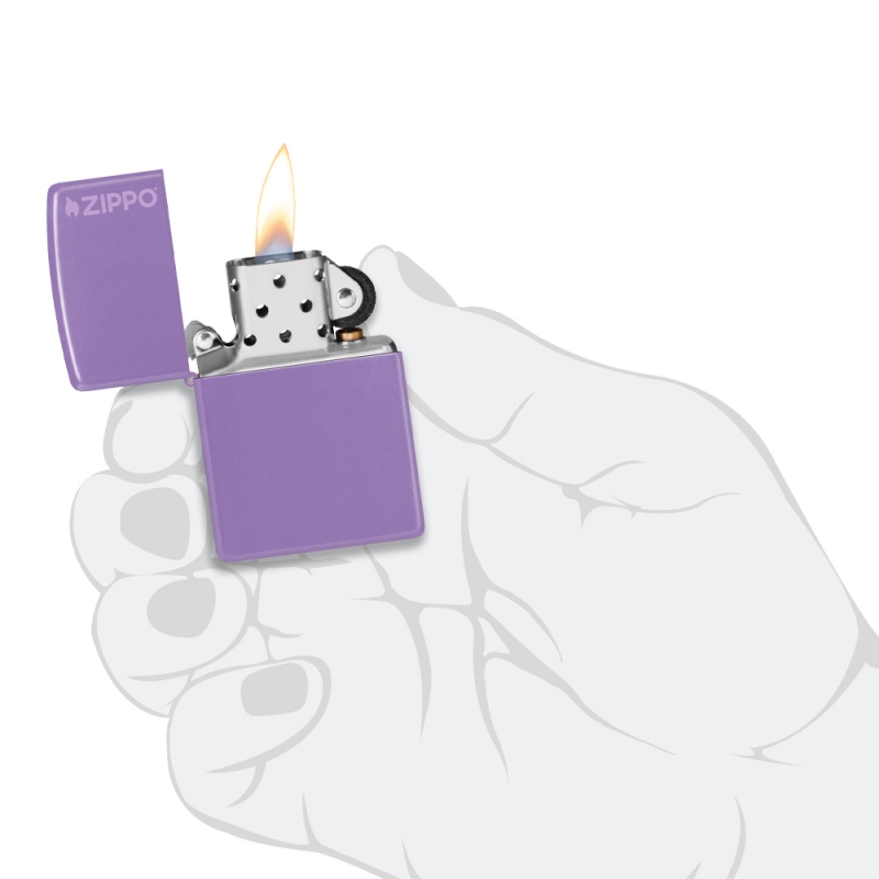 dłoń trzymająca odpaloną Zapalniczkę Zippo Lawenda z logo 60007432