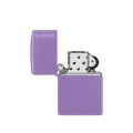 otworzona zapalniczka Zippo w kolorze lawendowym