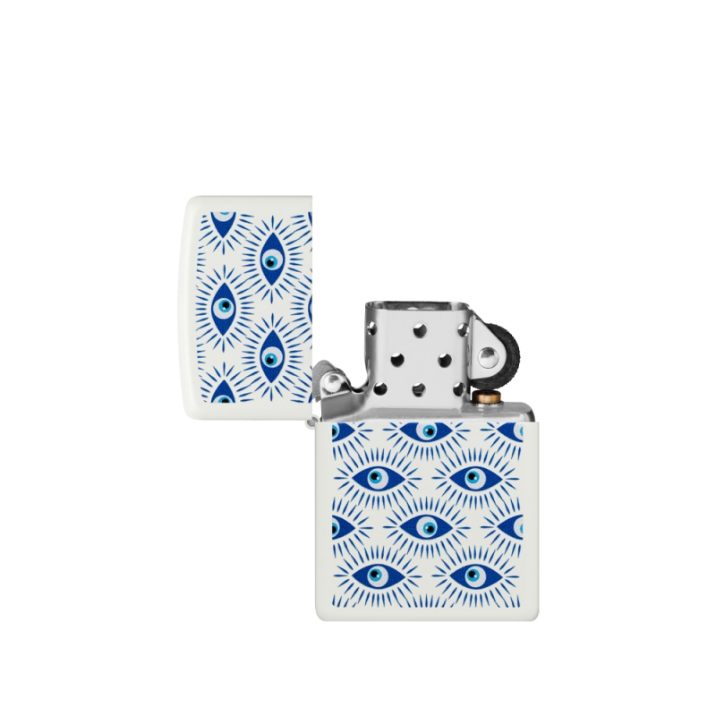 otworzona zapalniczka Zippo w białym kolorze z niebieskimi oczami otworzona zapalniczka Zippo w białym kolorze z niebieskimi oczami