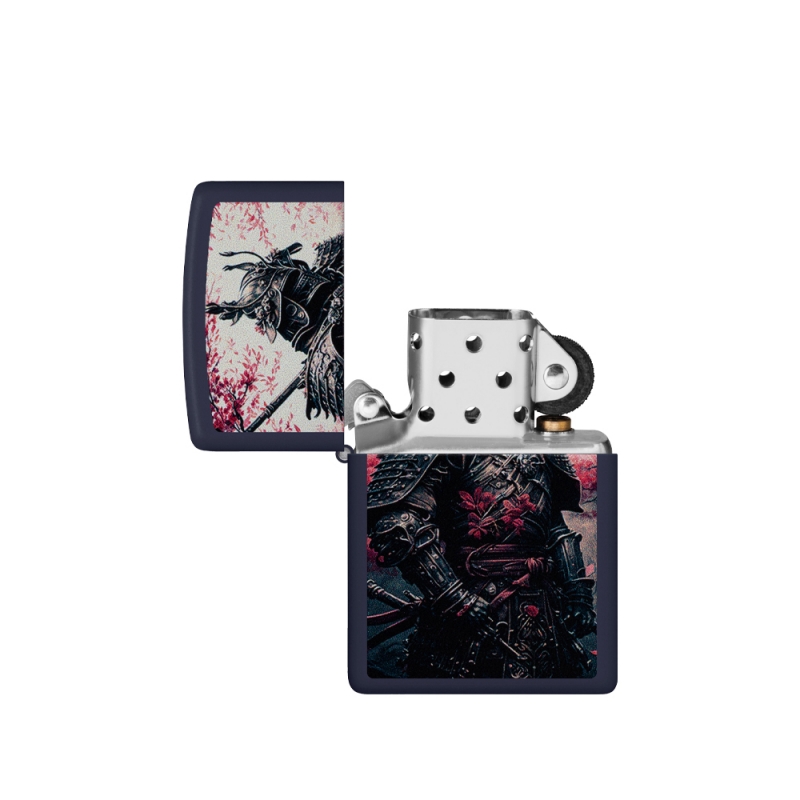 otworzona zapalniczka Zippo ze srebrnym środkiem otworzona zapalniczka Zippo ze srebrnym środkiem