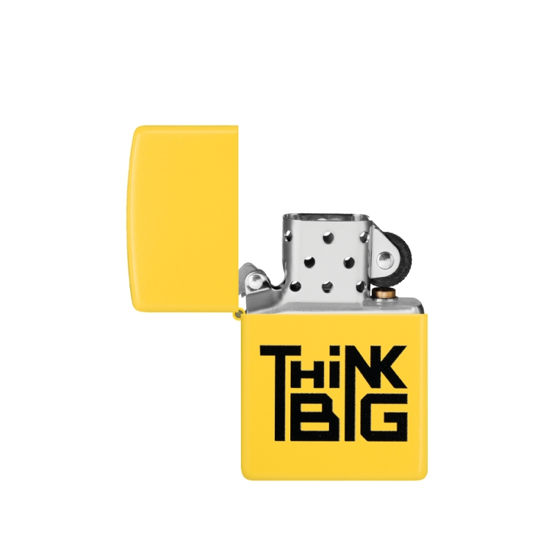 otwarta żółta zapalniczka Zippo z napisem Think Big otwarta żółta zapalniczka Zippo z napisem Think Big