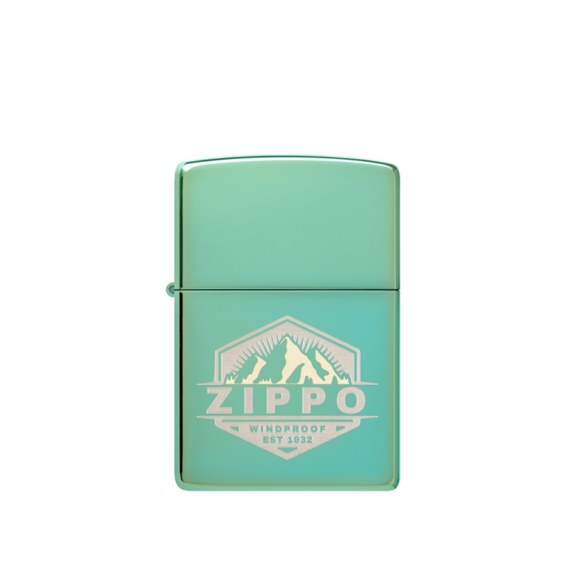 zielona zapalniczka Zippo benzynowa z logo ZIPPO na tle gór zielona zapalniczka Zippo benzynowa z logo ZIPPO na tle gór
