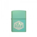 zielona zapalniczka Zippo benzynowa z logo ZIPPO na tle gór zielona zapalniczka Zippo benzynowa z logo ZIPPO na tle gór
