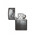 otwarta zapalniczka Zippo ze srebtnm wnętrzem i ilustracją pająka otwarta zapalniczka Zippo ze srebtnm wnętrzem i ilustracją pająka