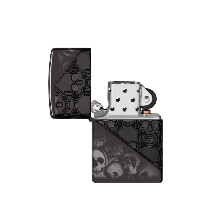 otwarta zapalniczka Zippo Armor Skulls Design 60007451 ze srebrnym wnętrzem otwarta zapalniczka Zippo Armor Skulls Design 60007451 ze srebrnym wnętrzem