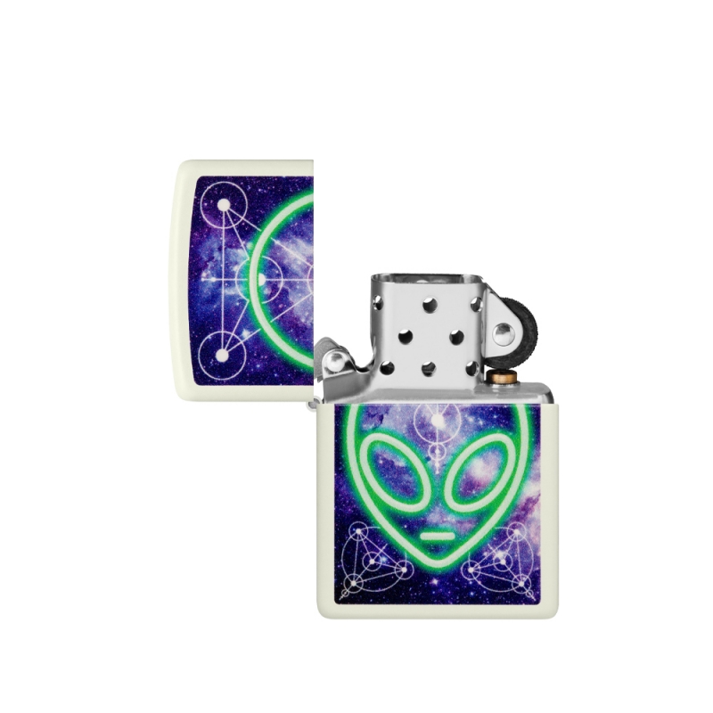 otwarta zapalniczka Zippo z motywem kosmitów otwarta zapalniczka Zippo z motywem kosmitów