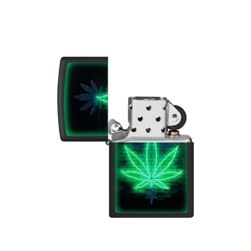 otwarta zapalniczka benzynowa Zippo w czarnym kolorze i ze srebrnym wnętrzem otwarta zapalniczka benzynowa Zippo w czarnym kolorze i ze srebrnym wnętrzem