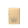 złota zapalniczka Zippo na benzynę z wygrawerowanym liściem cannabisu złota zapalniczka Zippo na benzynę z wygrawerowanym liściem cannabisu
