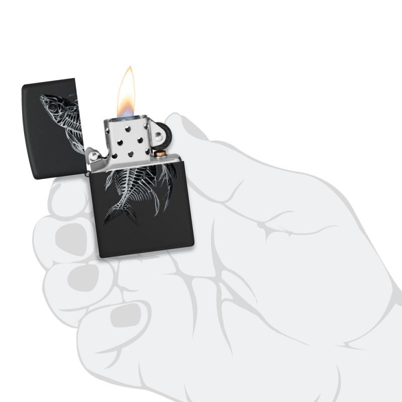 czarna zapalniczka Zippo 60007366 trzymana w dłoni czarna zapalniczka Zippo 60007366 trzymana w dłoni