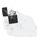 czarna zapalniczka Zippo 60007366 trzymana w dłoni czarna zapalniczka Zippo 60007366 trzymana w dłoni