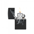 odpalona zapalniczka Zippo z ilustracją ryby na czarnym tle odpalona zapalniczka Zippo z ilustracją ryby na czarnym tle