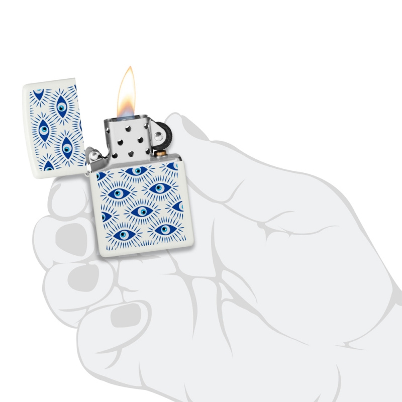 dłoń trzymająca zapalniczkę benzynową Zippo z ilustracją niebieskich oczu dłoń trzymająca zapalniczkę benzynową Zippo z ilustracją niebieskich oczu