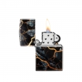 odpalona zapalniczka Zippo w czarnym kolorze z ilustracją zastygającej lawy odpalona zapalniczka Zippo w czarnym kolorze z ilustracją zastygającej lawy