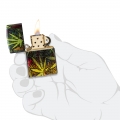 dłoń trzymająca odpaloną zapalniczkę Zippo w różnych kolorach