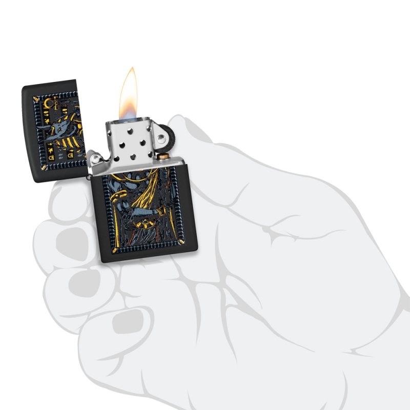 dłoń trzymająca odpaloną zapalniczkę Zippo z oryginalnem designem mitycznym dłoń trzymająca odpaloną zapalniczkę Zippo z oryginalnem designem mitycznym
