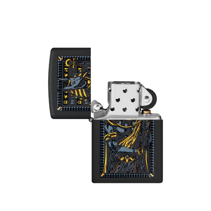 otworzona zapalniczka Zippo ze znakami mitycznymi ze srebrnym środkiem otworzona zapalniczka Zippo ze znakami mitycznymi ze srebrnym środkiem