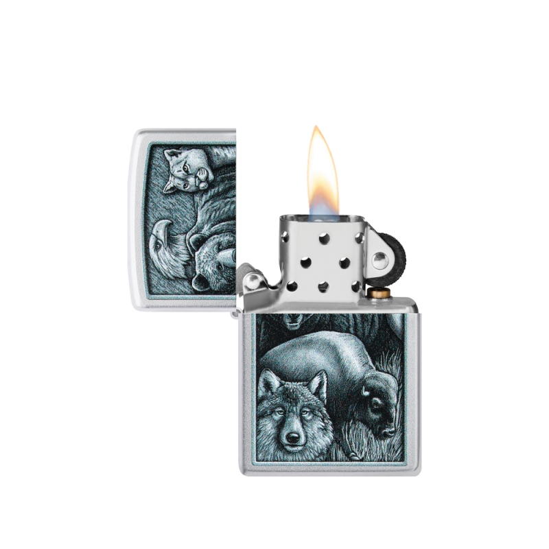 odpalona zapalniczka Zippo z chromowanymi zwierzętami odpalona zapalniczka Zippo z chromowanymi zwierzętami