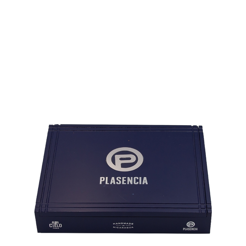 zamknięte niebieskie pudełko marki Plasencia z cygarami w środku zamknięte niebieskie pudełko marki Plasencia z cygarami w środku