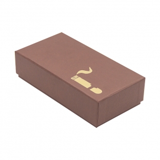 Brązowe pudełko prezentowe z matowym wykończeniem i złotym nadrukiem na wieczku.