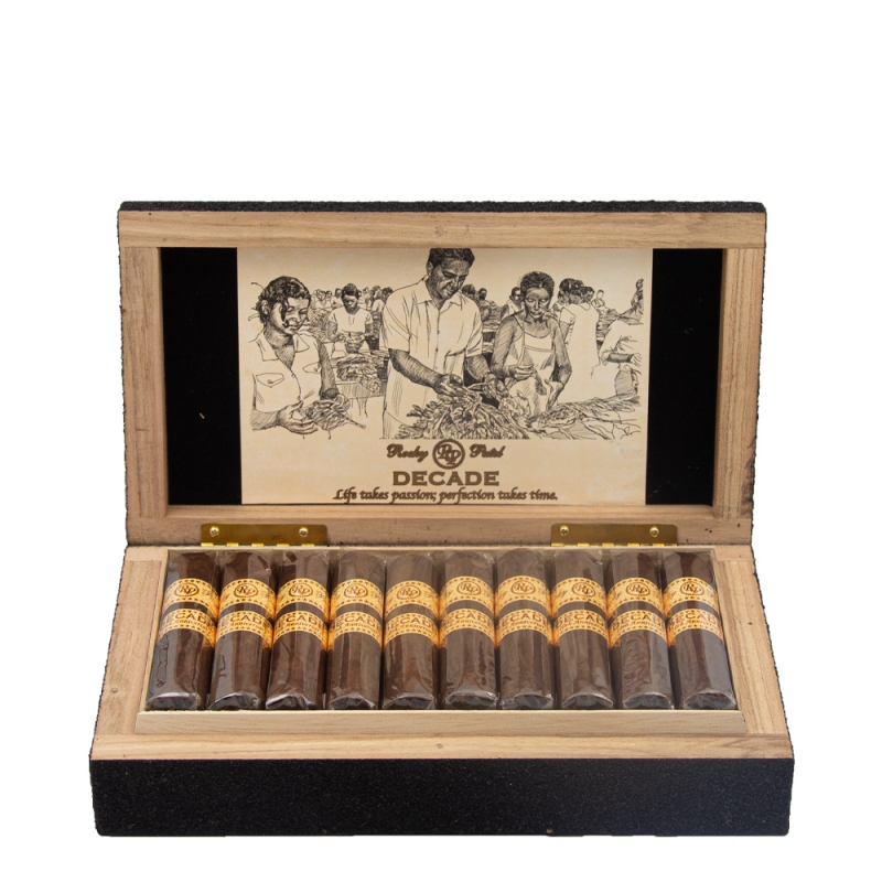otwarte pudełko pełne mocnych cygar marki Rocky Patel Decade