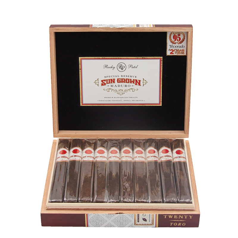 otwarte pudełko z mocnymi cygarami marki Rocky Patel