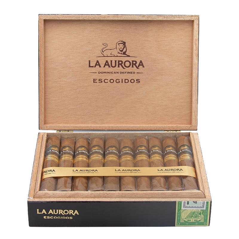 otwarte pudełko pełne cygar marki La Aurora