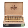 otwarte pudełko pełne cygar marki La Aurora