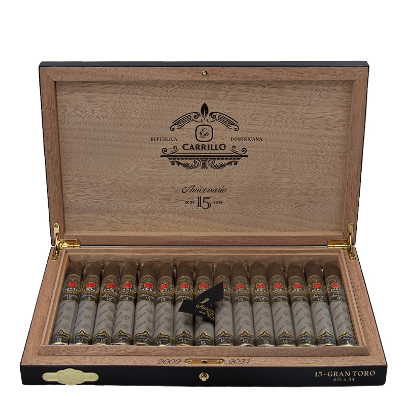 otwarte pudełko z limitowanymi cygarami E.P. Carrillo 15 Year Anniversary Figurado