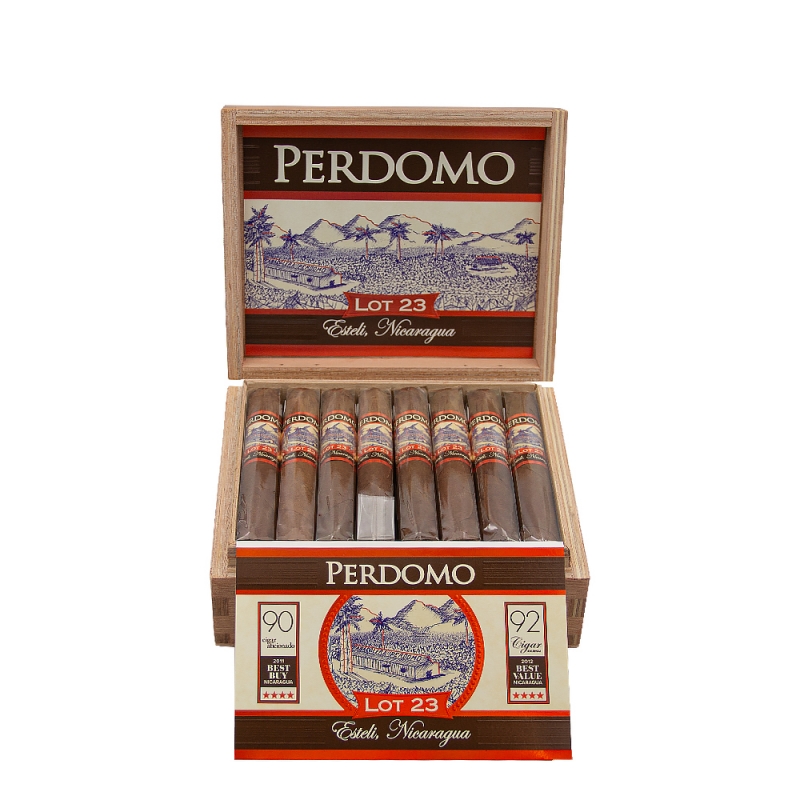 otwarte pudełko z cygarami o średniej mocy w środku