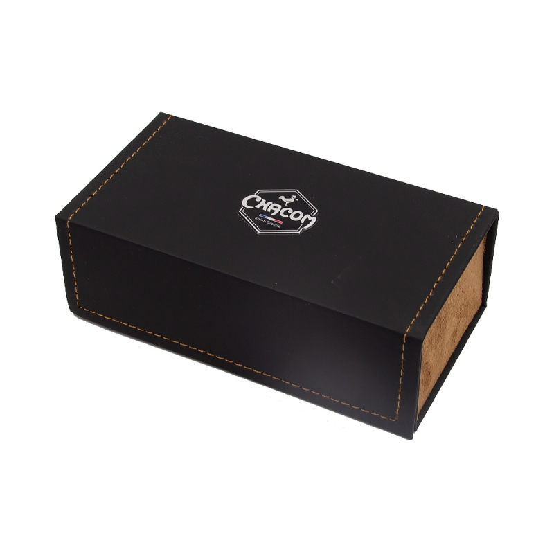 czarne stylowe eleganckie pudełko z fajką w środku