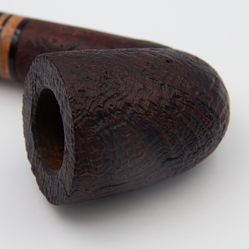 ciemne drewniana ręcznie robiona fajka z  unikalnym cybuchem