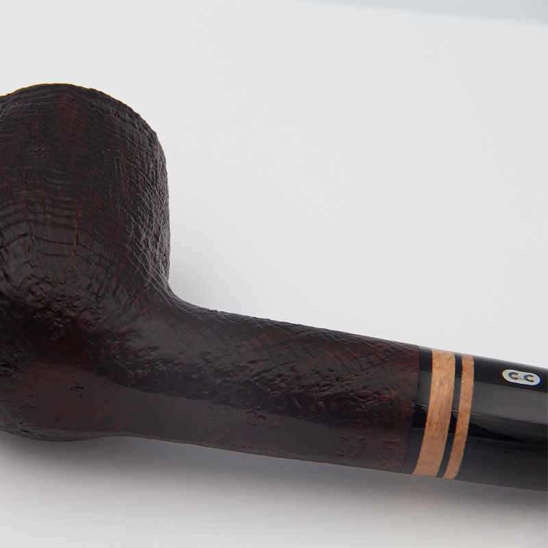 ciemna ręcznie robiona fajka z jasno drewnianą wstawką na ustniku