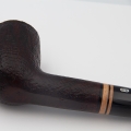 ciemna ręcznie robiona fajka z jasno drewnianą wstawką na ustniku