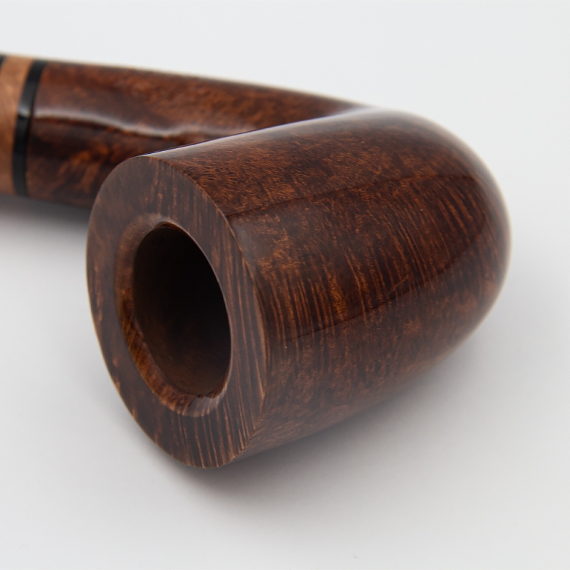 drewniana fajka z unikalnym wzorem