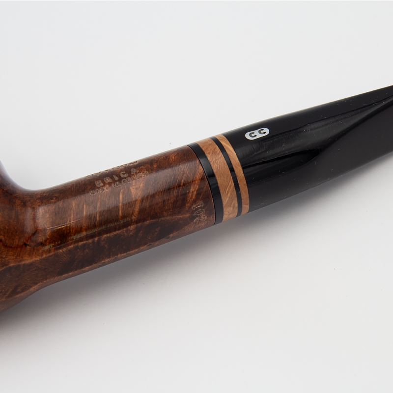 jasno drewniany element na ustniku w ręcznie robionej fajce