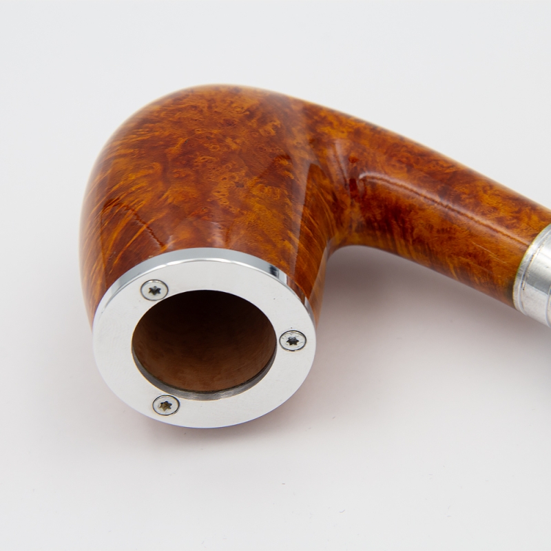 jasnobrązowy cybuch z wkręconym metalowym elementem na wykończeniu