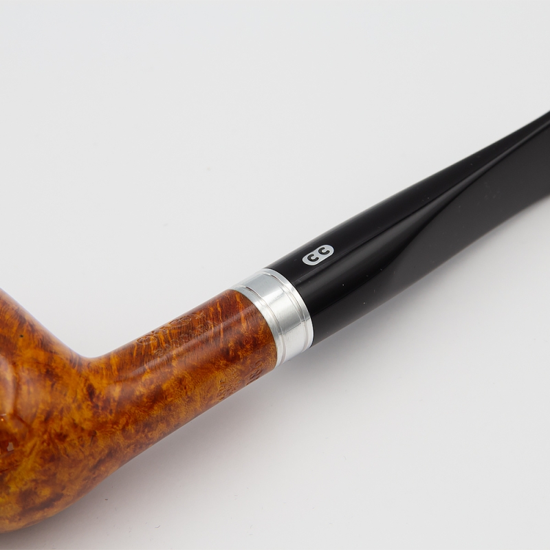 srebrny element łączący czarny ustnik z cybuchem