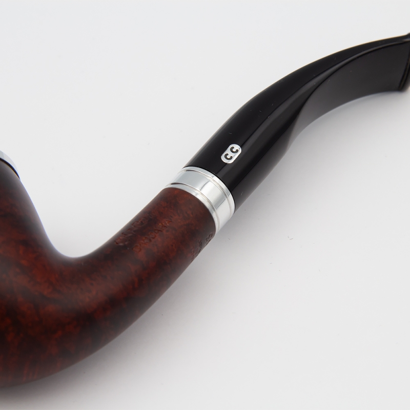 chromowany element łączący ze sobą czarny zakrzywiony ustnik z cybuchem