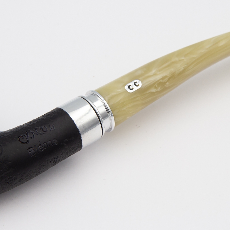 chromowany srebrny element łączący biało drewniany ustnik z czarnym cybuchem