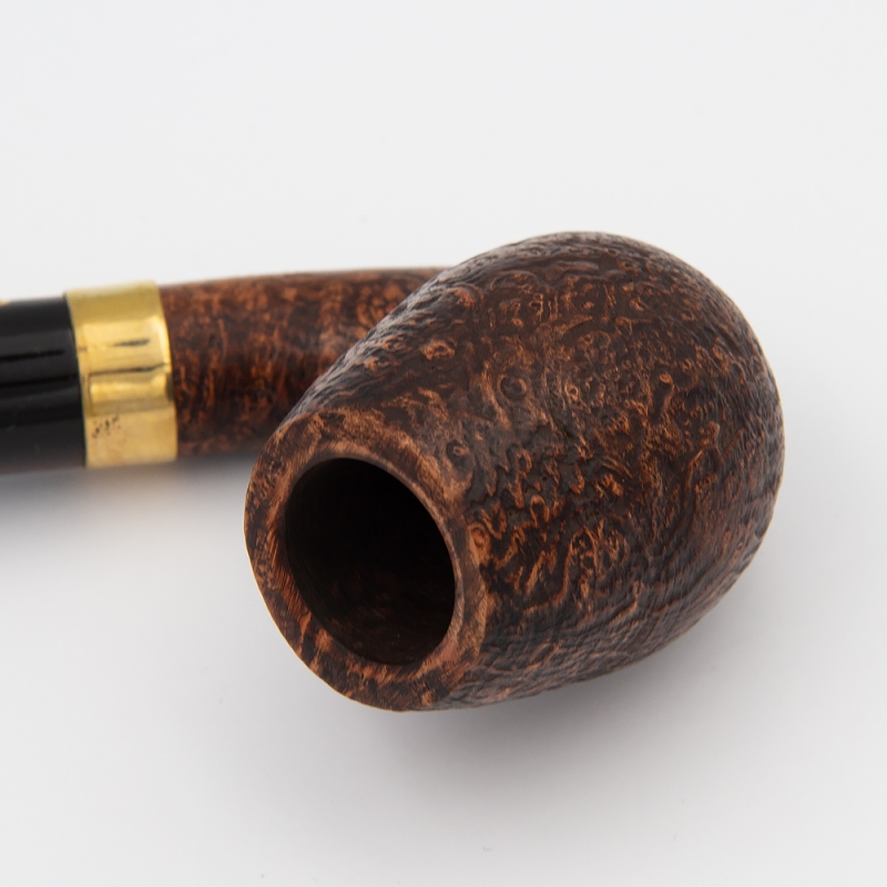 drewniany zakrzywiony cybuch z ręcznie zdobionymi elementami