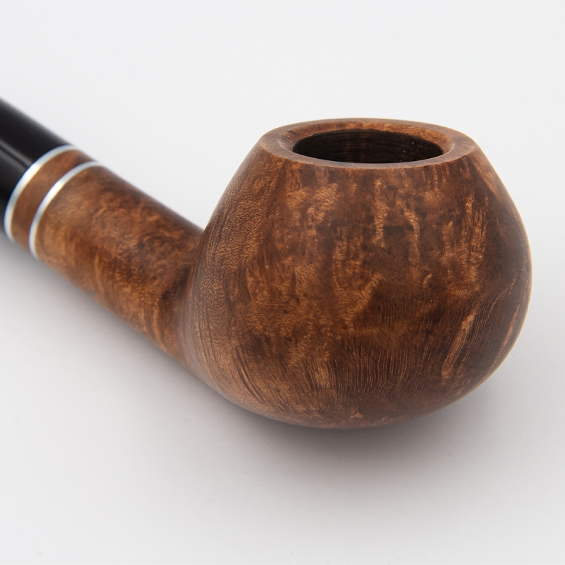 okrągły brązowy cybuch wykonany ręcznie