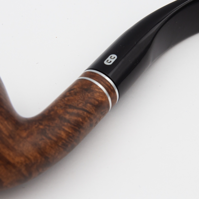 srebrne chromowane elementy na łączeniu czarnego zakrzywionego ustnika z drewnianym cybuchem