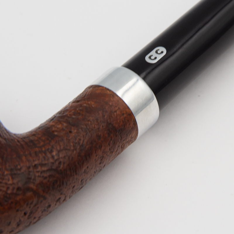 srebrny chromowany element na łączeniu z cybuchem i czarnym ustnikiem