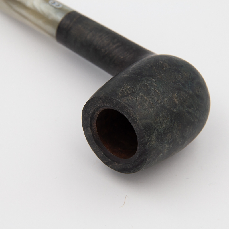 czarny drewniany cybuch ze zdobieniami