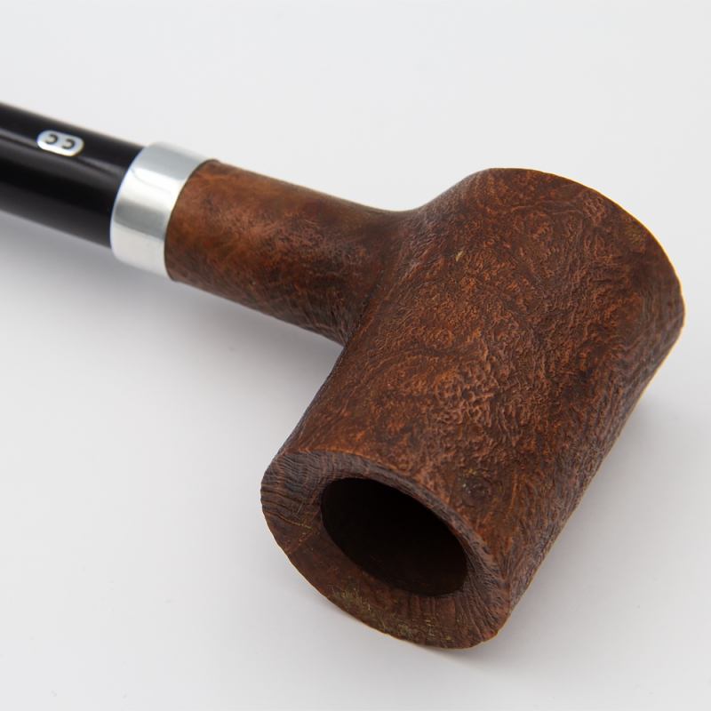 ciemno brązowy cybuch w kształcie komina